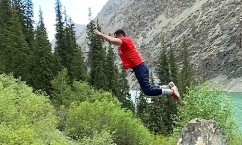 Непобежденный казахстанский боксер выполнил эффектный «прыжок барса» в горах. Видео
