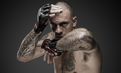 «Меня поблагодарили официанты и ди-джей». Экс-боец Bellator объяснил «избиение» незнакомца в баре