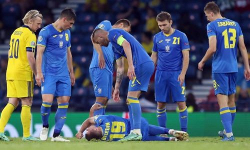 Видео жуткого фола в матче Швеция — Украина на ЕВРО-2020. Нога нападающего выгнулась в другую сторону