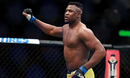 Самый большой и самый маленький чемпионы UFC оказались на одном фото