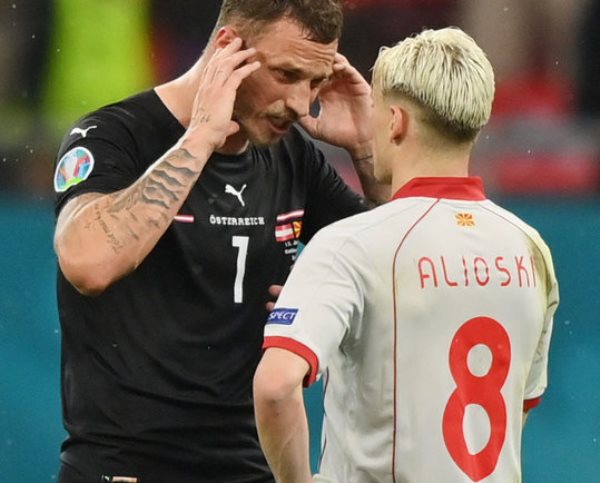 Футболисту заткнули рот во время празднования гола на ЕВРО-2020 в ворота обидчика сборной Казахстана. Фото