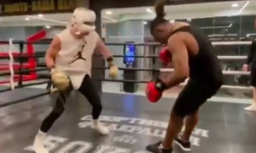 Российский боксер чёткой «двоечкой» брутально нокаутировал спарринг-партнёра. Видео