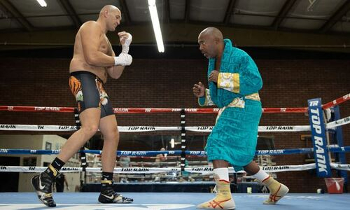 «Его тренер похож на советского». Казахстанский нокаутер прошел лагерь с Фьюри и удивился его тренировкам