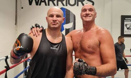 Стало известно, сколько платят казахстанскому нокаутеру за спарринги с Фьюри