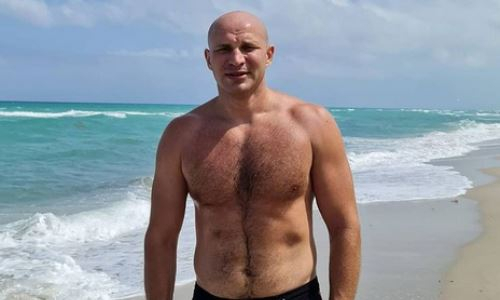 Стопроцентный нокаутер-супертяж из Казахстана провел тренировку с экс-чемпионом UFC