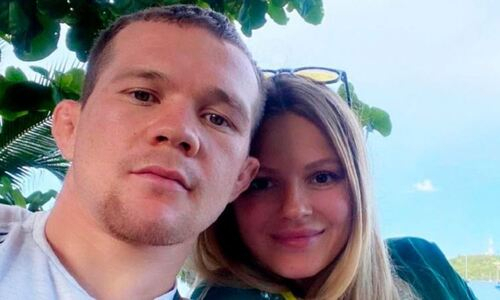 Петр Ян подарил жене на день рождения «Мерседес» за 4,65 миллионов рублей. Фото