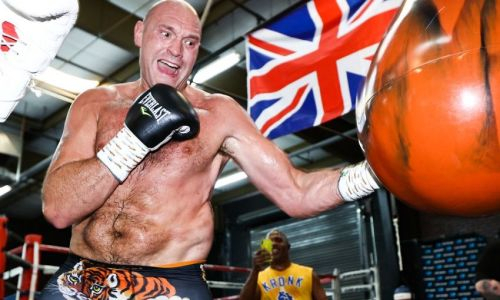 «Будет великим чемпионом». Боб Арум рассказал о боксере, впечатлившем Фьюри в спарринге