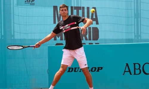 Польский теннисист угостил Бублика бананом во время матча на «Уимблдоне»