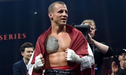 Чемпион мира объявил о переходе в супертяжелый вес