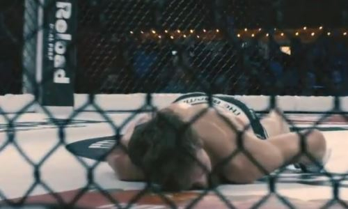 Американский файтер пропустил мощный удар и без сознания рухнул на канвас. Видео