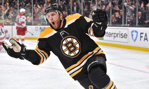 Клуб конференции «Барыса» в КХЛ подписал контракт с защитником «Бостона»