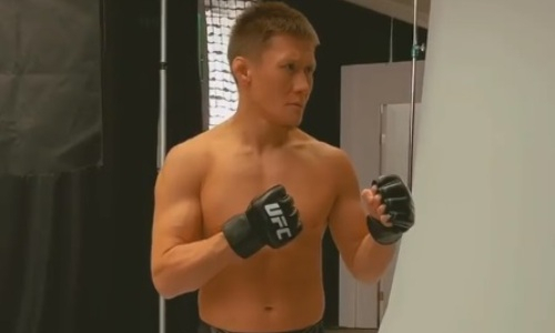 Жалгас Жумагулов позировал на камеру перед третьим боем в UFС. Видео