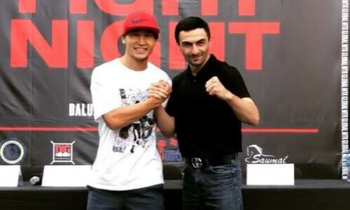 Непобежденный казахстанский боксер провел битву взглядов с россиянином перед боем на турнире в Алматы. Видео