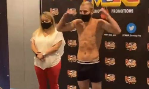 Непобежденный казахстанский боксер сделал вес перед боем с американцем