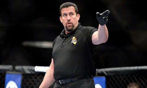 Легендарный рефери UFC объяснил необычный прием в исполнении Жумагулова
