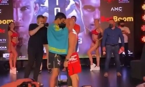 Казахстанский боец провел битву взглядов с россиянином перед боем на AMC Fight Nights 103. Видео