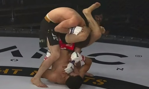 Бой российских файтеров завершился за 47 секунд. Видео