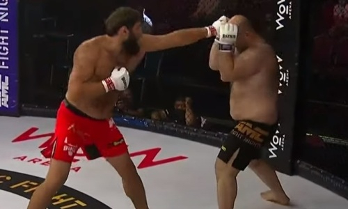 «Великан из Дагестана» зверски нокаутировал 138-килограммового супертяжа. Видео