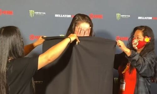 Девушке-бойцу Bellator пришлось полностью раздеться на взвешивании. Видео