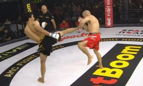 Видео боя с нокдауном казахстанского «Джокера» против россиянина и неожиданным исходом