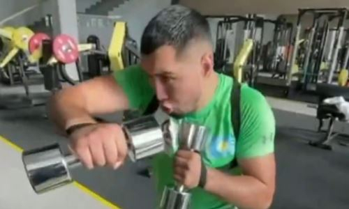 Казахстанский боксер с титулами WBC, WBA и WBO показал видео силовой тренировки