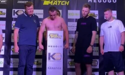 Казахстанский боксер сделал вес перед боем с экс-претендентом на титул чемпиона мира. Видео