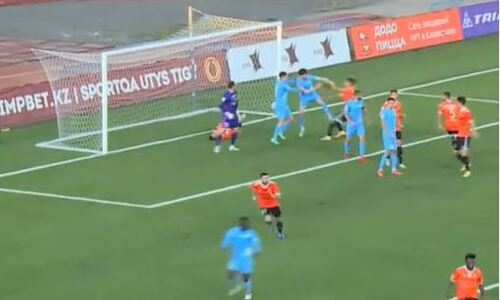 Бой на кулаках устроили футболисты во время матча Кубка Казахстана. Все завершилось ударом в челюсть. Видео