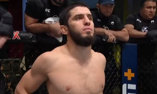 Махачев «задушил» Мойзеса в главном бою турнира UFC в Лас-Вегасе