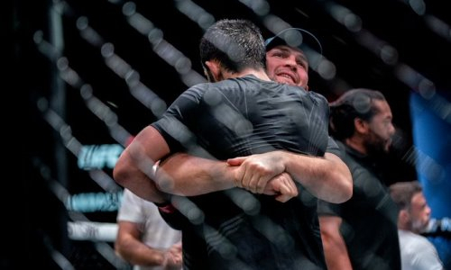 В Сети появилось видео эмоциональной реакции Хабиба Нурмагомедова на досрочную победу Ислама Махачева