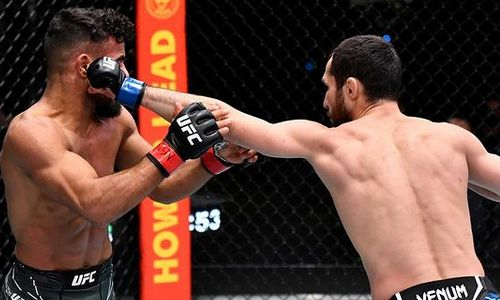 «Морозов вчистую забрал всю борьбу». Российский комментатор разобрал первую победу казахстанца в UFC