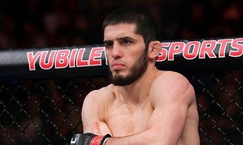 «Он копирует Хабиба, хотя уже валялся в октагоне». Махачева жестко раскритиковали за его поведение