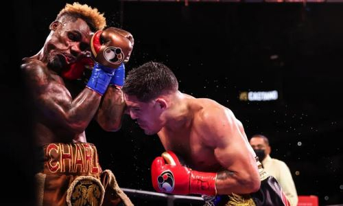 «Ублюдок, что за бой!» «Канело» назвал победителя поединка Чарло — Кастаньо со спорным исходом