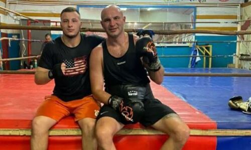 «Вспомнили старые приёмы кунг-фу». Стопроцентный нокаутер из Казахстана вернулся в родной зал и провёл там тренировку. Фото