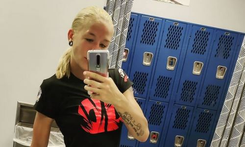 Казахстанская файтерша показала фото со звездой UFC