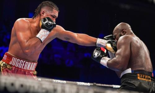 Бывший партнер Головкина по залу нокаутом защитил титулы WBC и WBO в главном бою вечера. Видео