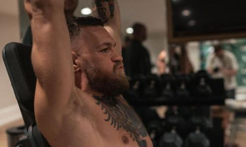 Конор Макгрегор показал тренировки с гипсом на ноге. Фото