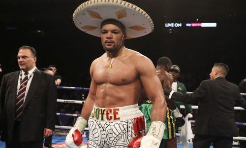 Фанаты высмеяли бывшего партнера Головкина по залу за выход на ринг в несуразном шлеме. Фото