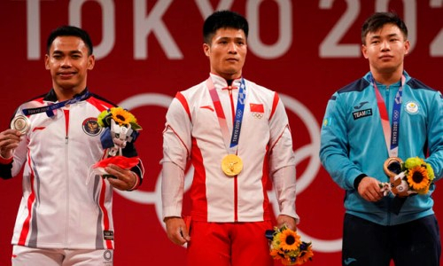 Опередивший казахстанского призера игр в Токио китайский тяжелоатлет установил два олимпийских рекорда