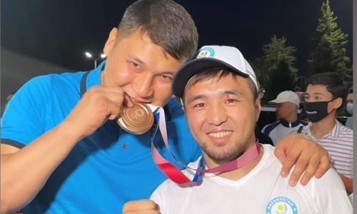 Вернувшемуся в Казахстан призеру Олимпиады-2020 в аэропорту подарили авто. Фото