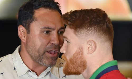 «Нокаутируют — так и будет». Де ла Хойя провел дуэль взглядов перед боем и бросил вызов «Канело». Видео