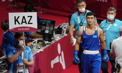 Казахстанский боксер отправил узбека в нокдаун и вышел в четвертьфинал Олимпиады-2020