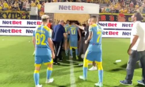 «Вот так играют за родину». Футболистов «Астаны» забросали бутылками за эмоциональное празднование. Видео