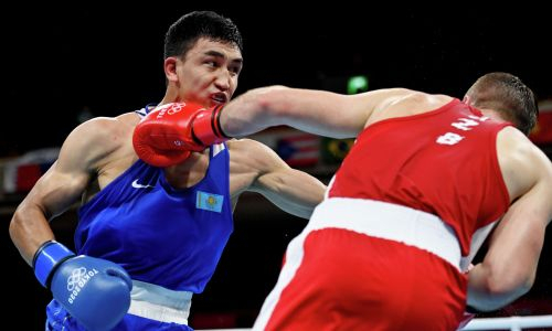 Побывавший в нокдауне узбекский боксер избивал казаха необычными ударами на Олимпиаде в Токио