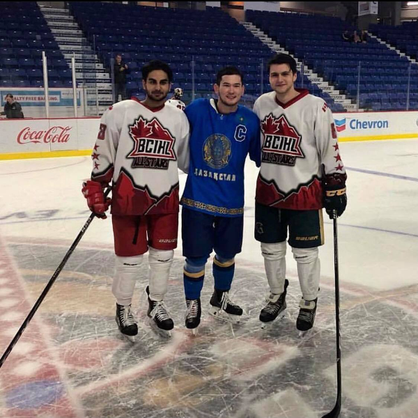 «Мой тренер заверил, что ваша страна безопасна». Хоккейный ноунэйм из Канады объяснил свой переход в «Барыс», где играет его кумир