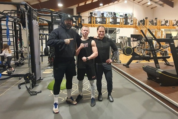 По пути Головкина. Нокаутер из Казахстана выносит всех в Германии без разбора ради чемпионских поясов