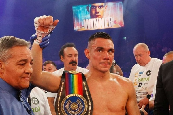 Сына Кости Цзю после победы в бое за два титула наградили радужным поясом. Фото