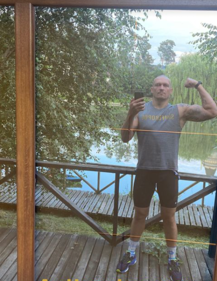 Александр Усик сменил имидж и сверкнул мощным бицепсом. Фото