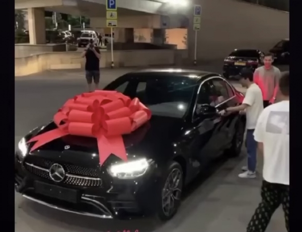 Вернувшемуся в Казахстан призеру Олимпиады-2020 в аэропорту подарили авто. Фото