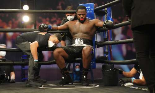 Непобежденного супертяжа сенсационно нокаутировали в главном бою вечера бокса в США. Видео