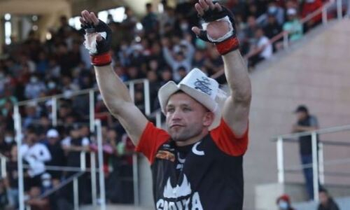 «Задушил, но это — же его работа». Чемпион мира по кикбоксингу рассказал о победе над казахстанским бойцом на EFC